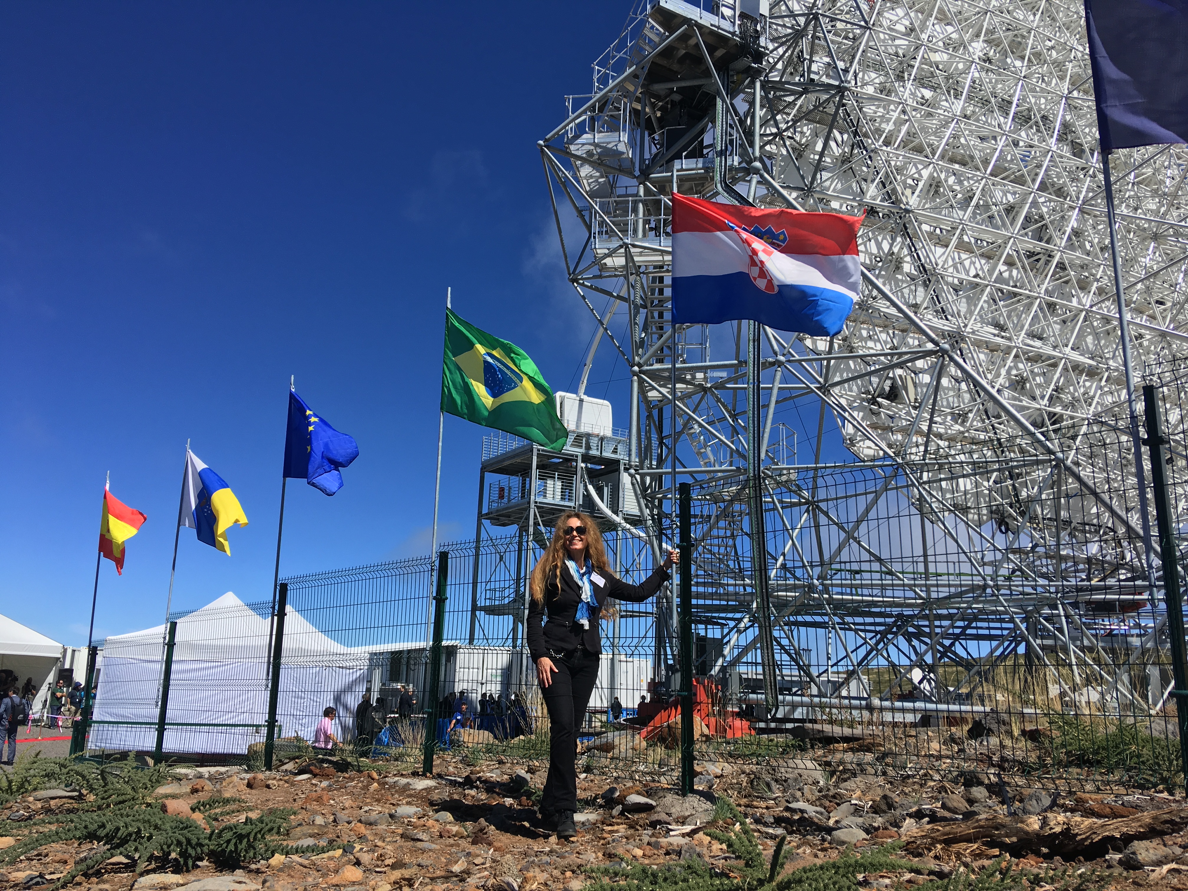 Dijana Dominis Prester i hrvatska zastava uz teleskop LST-1.
